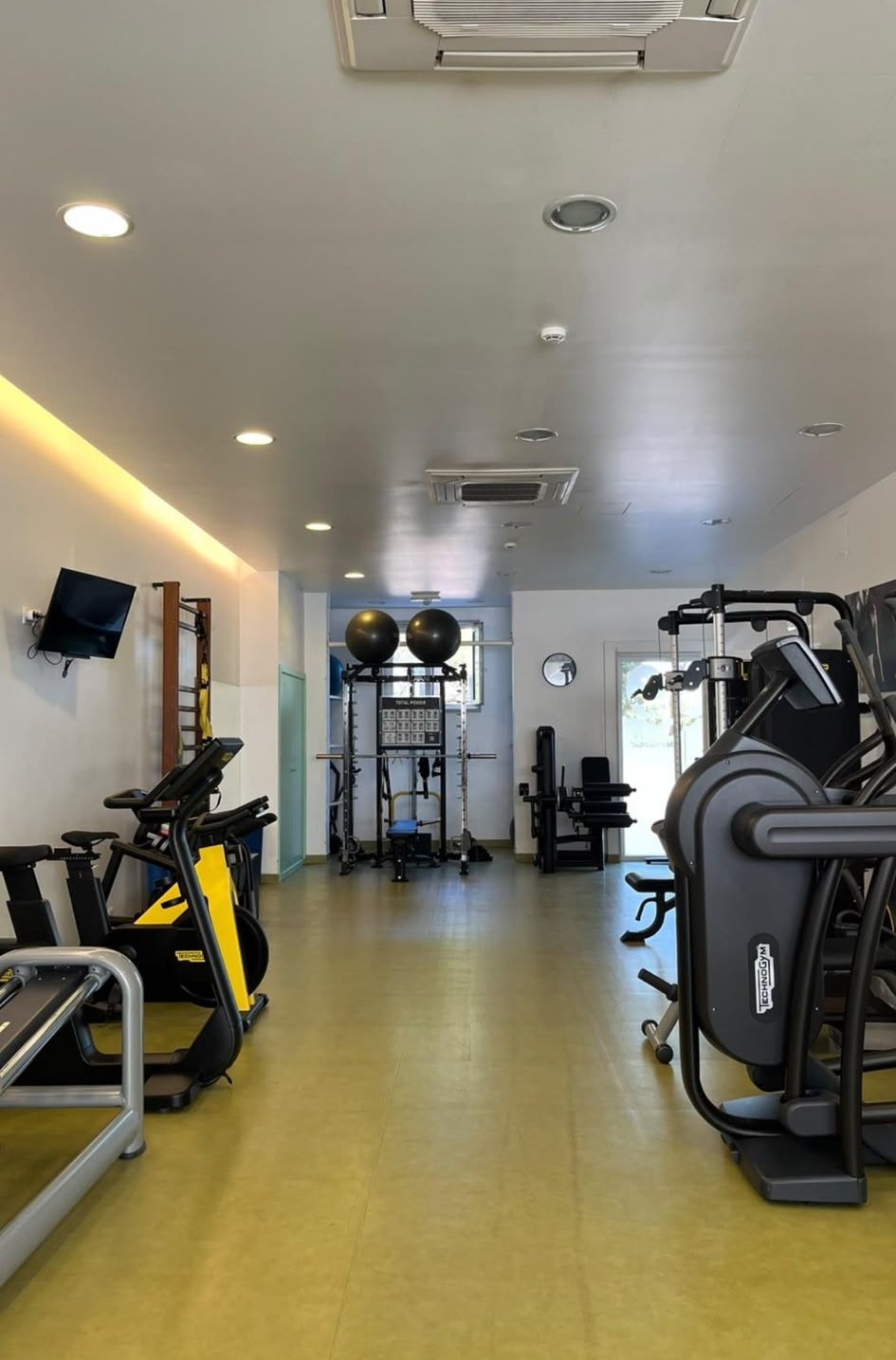 Ginásio com máquinas de musculação e cardio