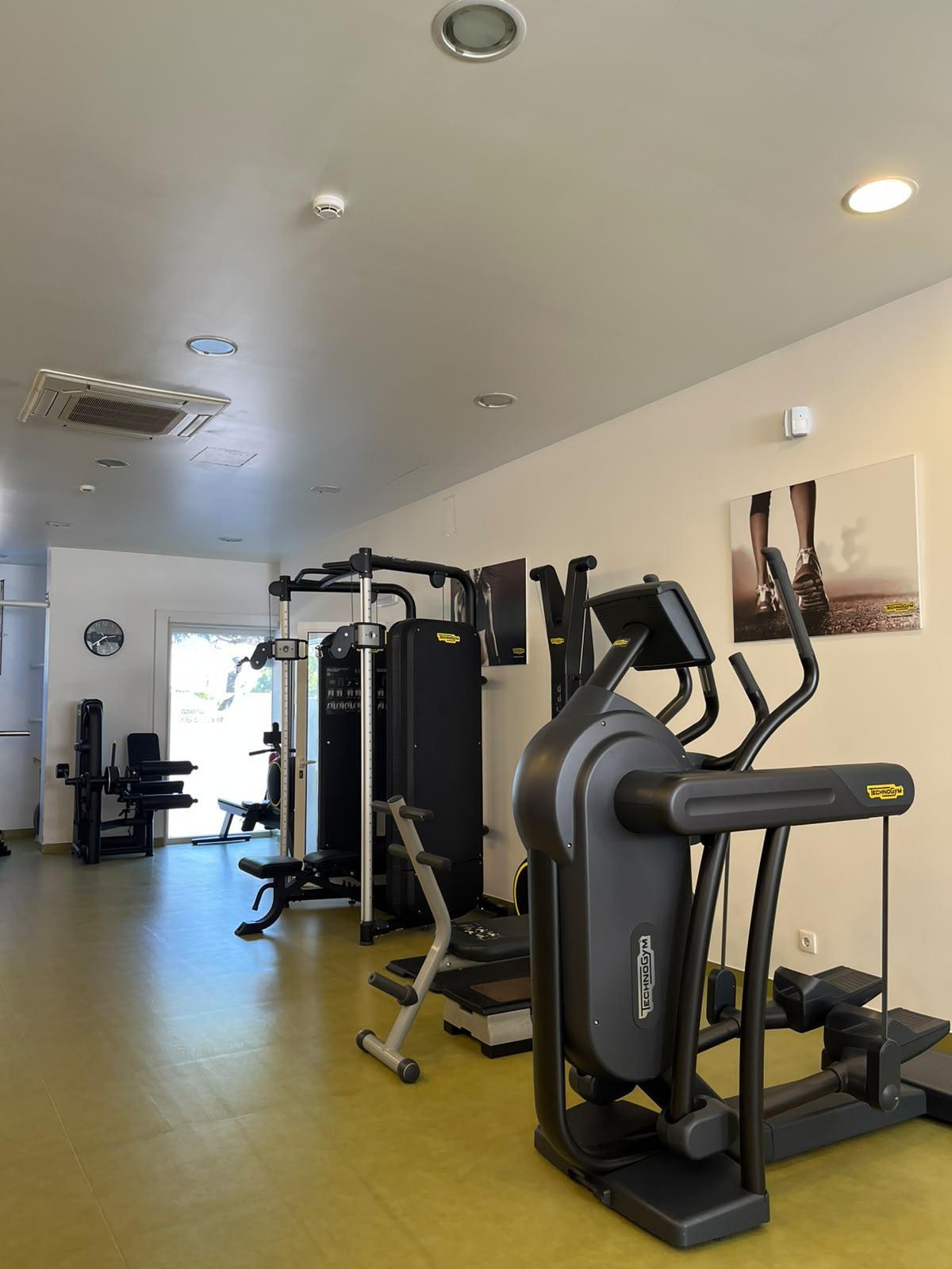 Ginásio com máquinas de musculação e cardio