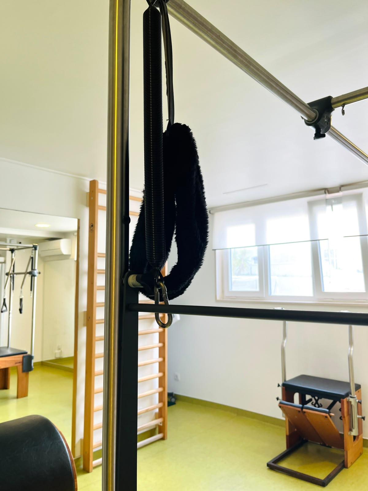 Sala de Pilates Clínico com aparelhos