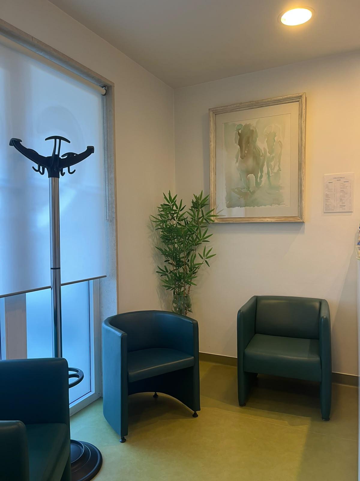 Sala de espera com cadeirões verdes